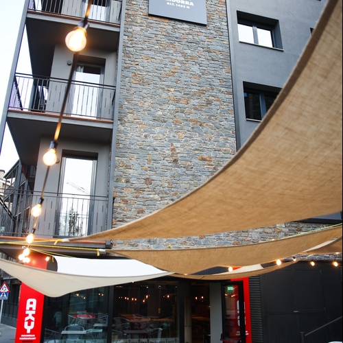 un edifici de pedra i l' emblema de l' hotel