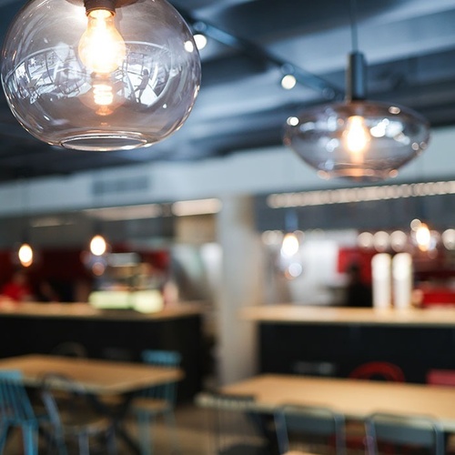 tres llums pendents de la paret d' un restaurant