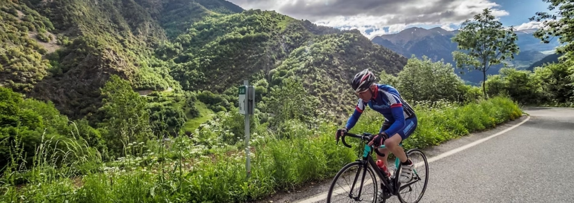 Ciclista a una carretera d'Andorra