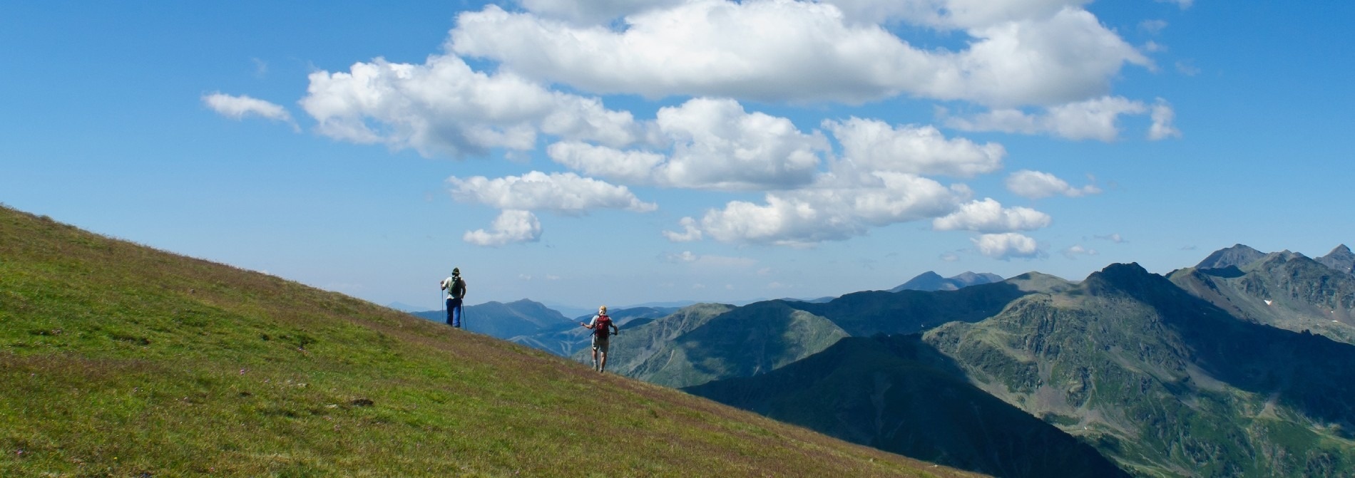 dos personas haciendo senderismo en andorra en verano