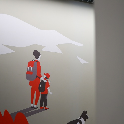 un dibuix d' una madre y su hijo y un perro