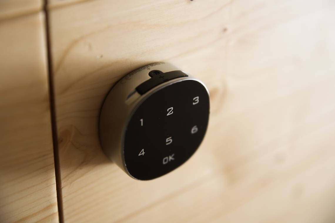 una puerta de madera con un botón que dice ok