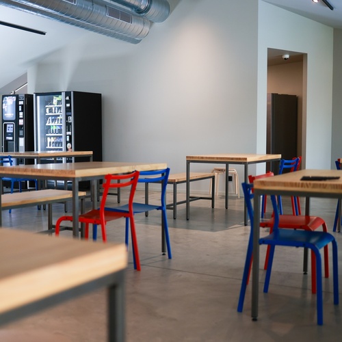 una sala de menjar amb taules i cadires de colors