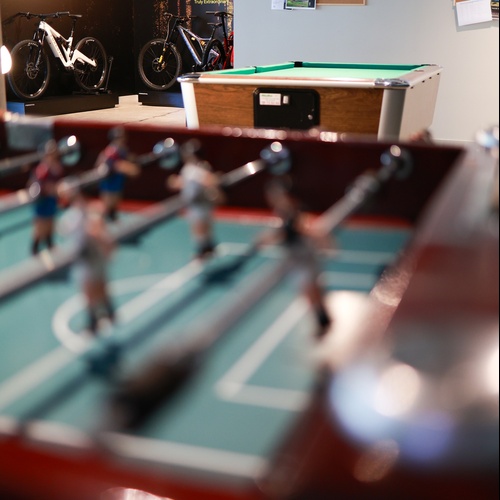 una sala de jocs amb una bicicleta a l' exposició