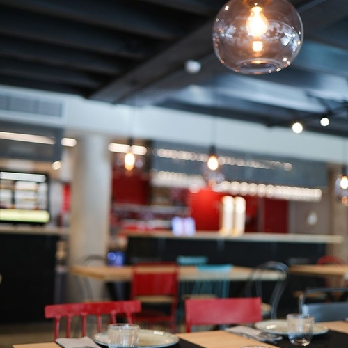 una taula amb plats i vasos a un restaurant