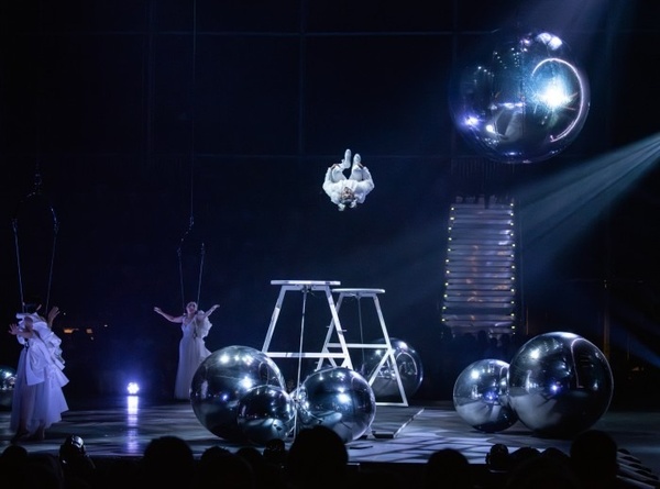 un homme monte un vélo sur une colline rocheuse