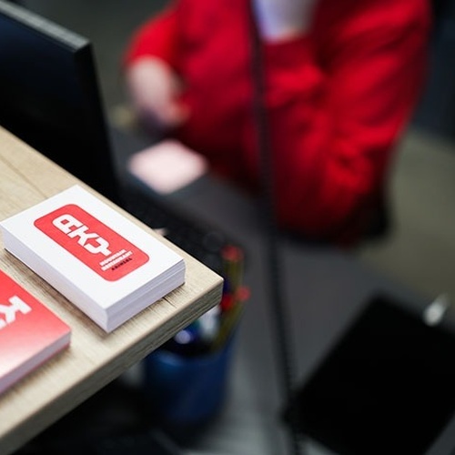 un membre de l' organització ak3-i està a la taula