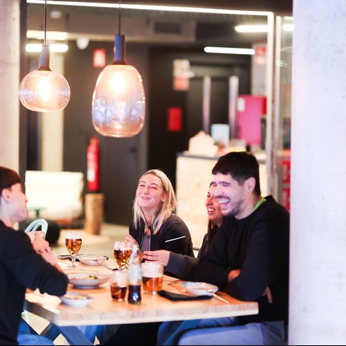 Grupo de amigos tomando algo en AKY restaurant Arinsal