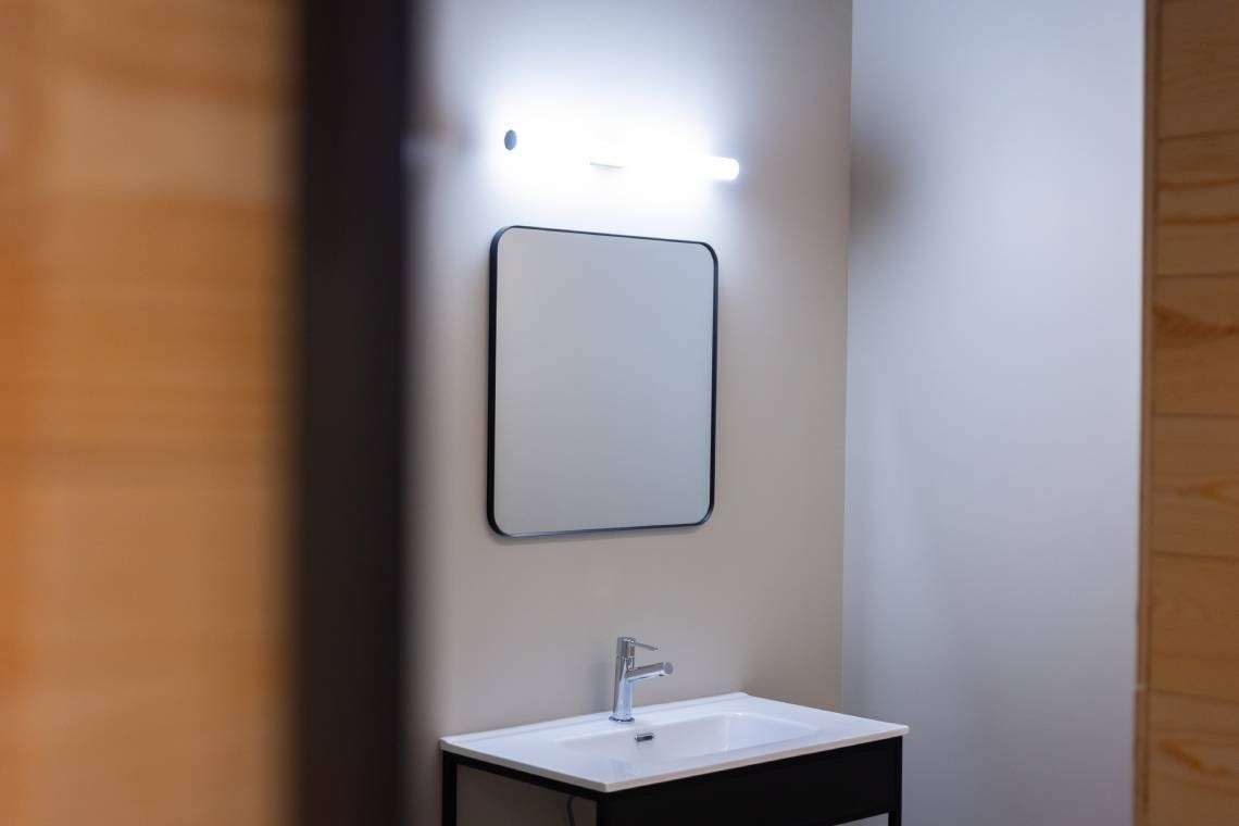 un baño con un lavabo y un espejo