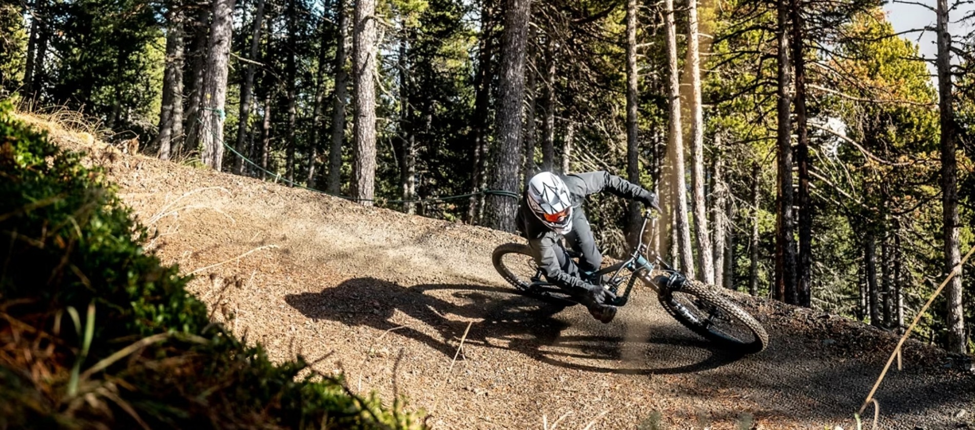 Mountain biker en Pal Arinsal Bike Park. Disfruta tu Forfait Bike Park Andorra 2026 en nuestro Hostel.