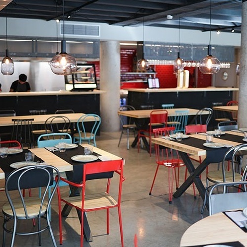 un restaurant amb moltes taules i cadires