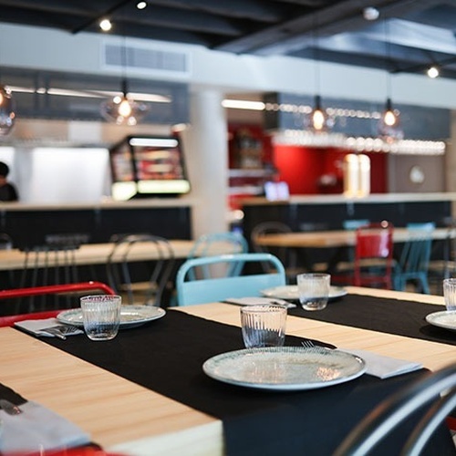 una sala de menjar amb taula i cadires