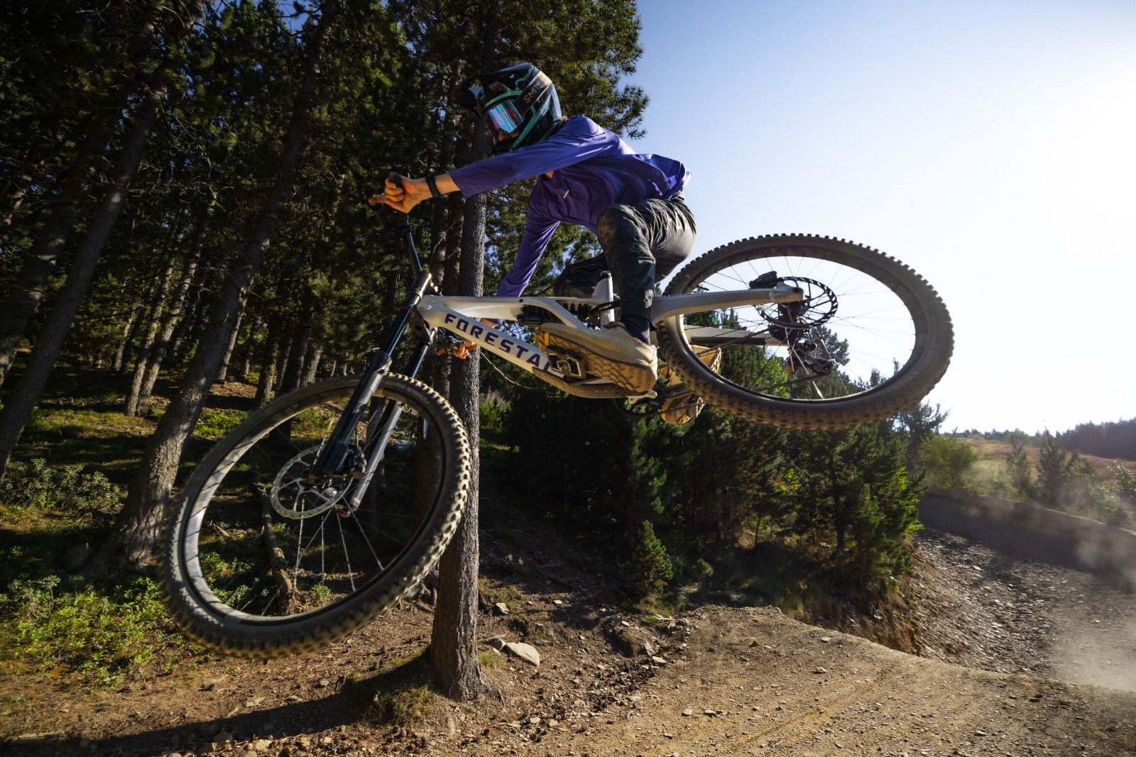 Ciclista en bosc assolellat, Daguisa: KY Hostel proper.