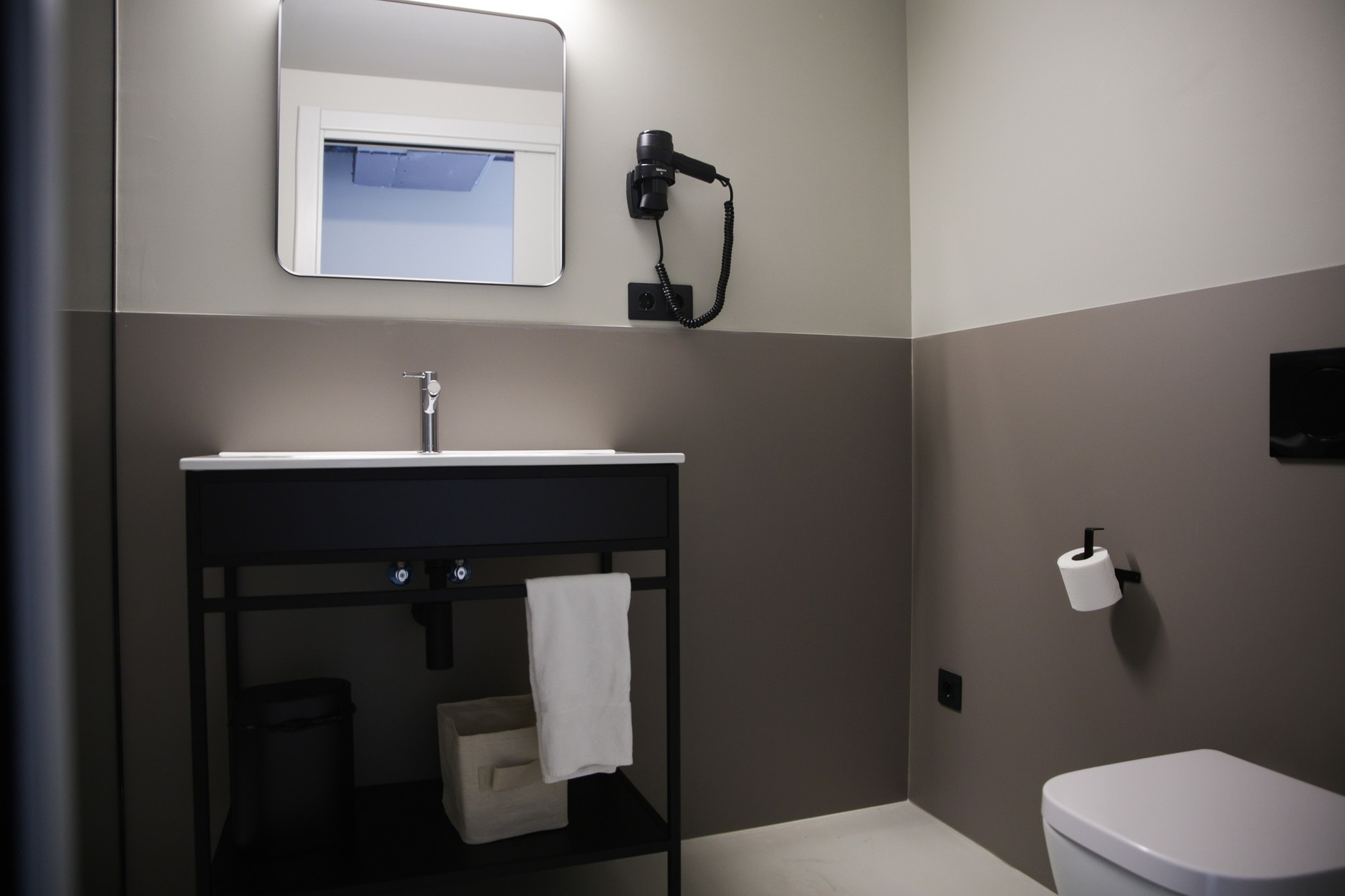 Sèche-cheveux et lavabo dans la salle de bain d'une auberge de jeunesse en Andorre