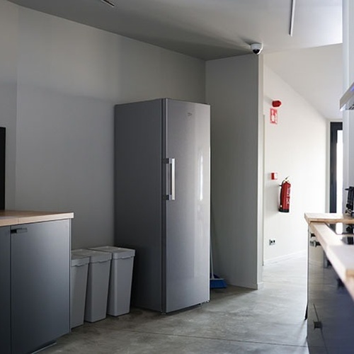 una cuina amb un refrigerador i una tostadora