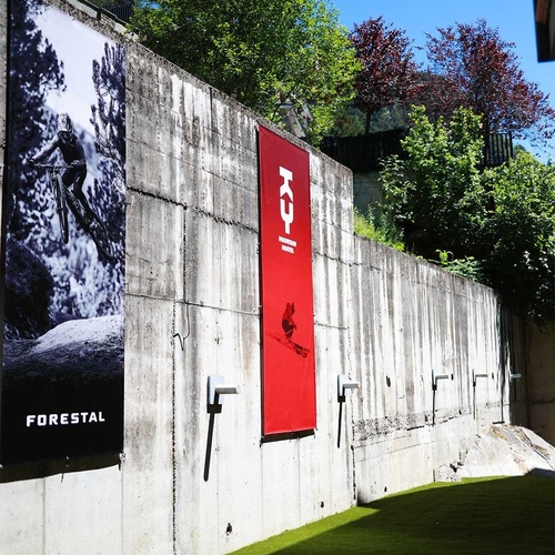 una pancarta roja que diu kci forestal