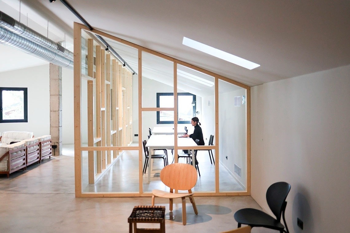 un homme monte un vélo sur un chemin de terre dans les bois