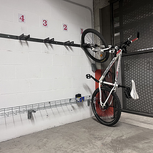 Vélo suspendu : KY Hostel de l'hôtel. Stationnement sécurisé pour vélos.