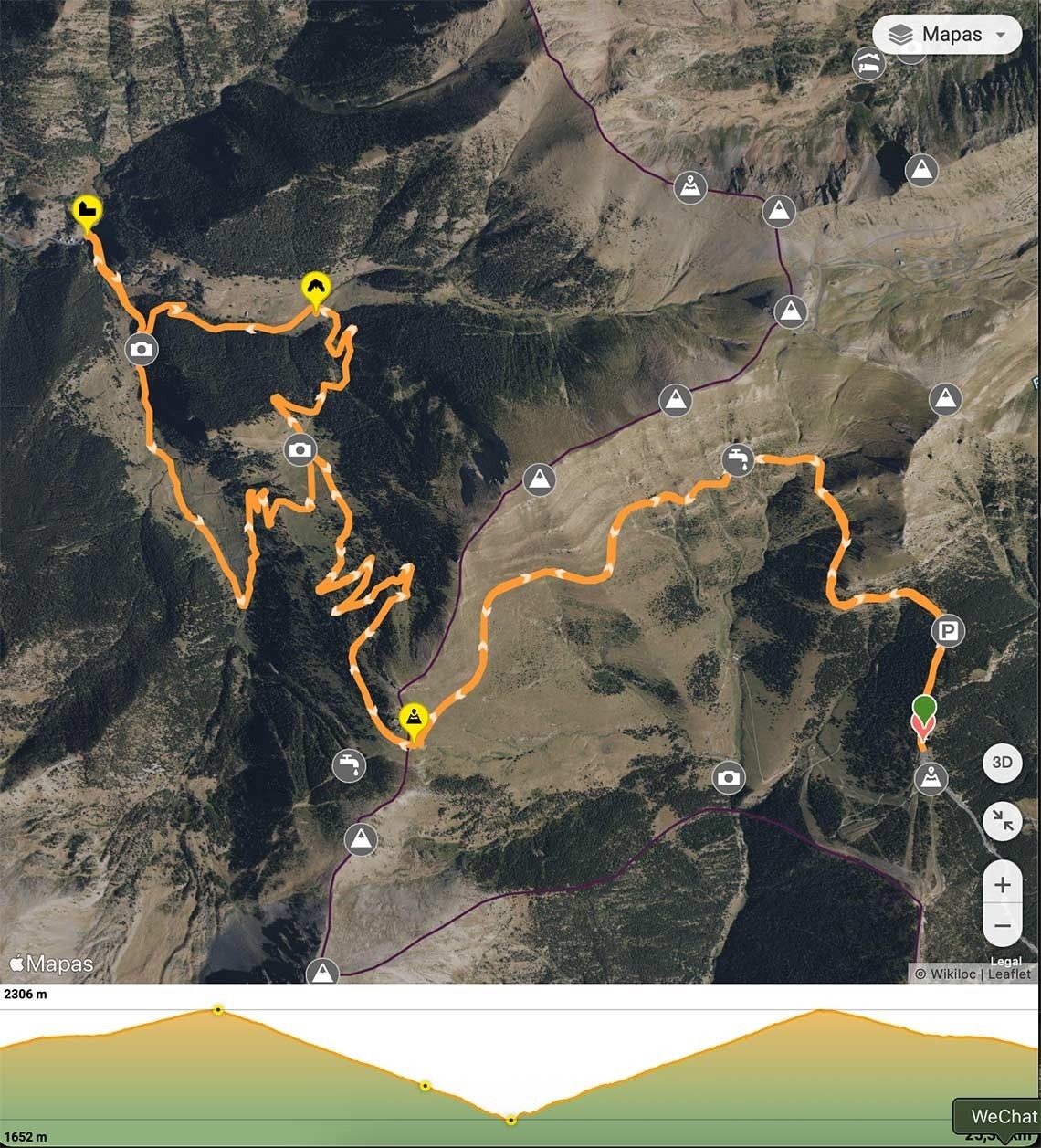 una persona amb una mochila a la cabeza y los brazos abiertos