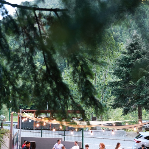 un grup de persones sent-se a l' aire lliure