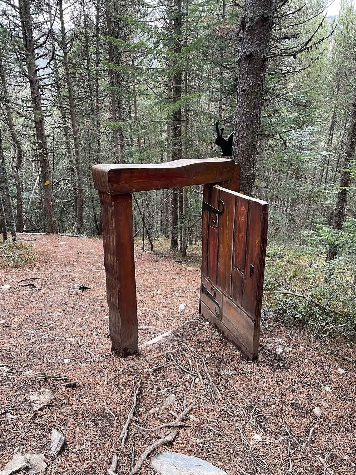 un jove i una anciana s'acosta a una cerca de fusta mentre s'enamoran