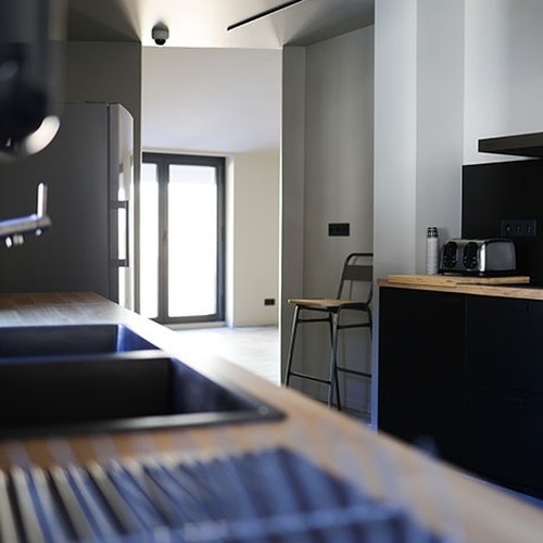 una cuina amb fregador i tostadora a l' esquerra