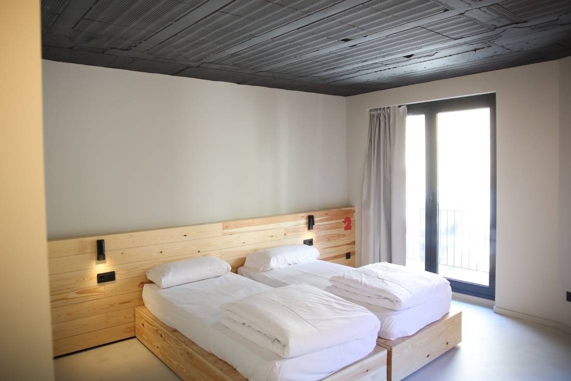 un dormitorio con dos camas y una ventana