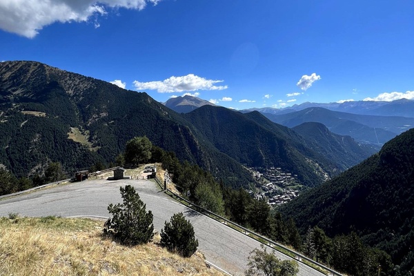 Vistes des de Daguisa: KY Hostel a Andorra: carreteres de muntanya i pobles al fons.