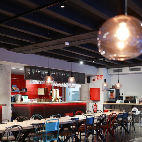 un restaurant amb unes taules i cadires multicolors