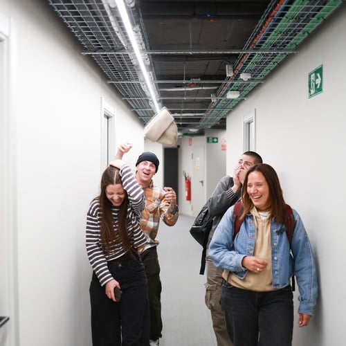 Jóvenes felices en el pasillo de un Hostel