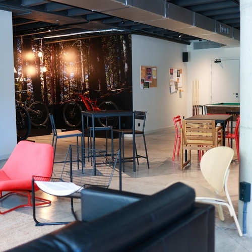 un saló amb una imatge de bicicletes a la paret