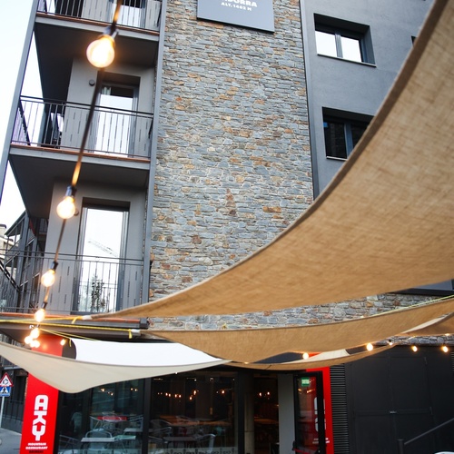 un edifici de pedra i l' emblema de l' hotel