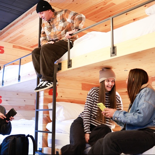 Amigos en un hostel en Andorra