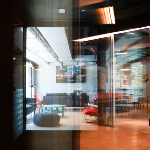 una vista de l' interior d' un edifici a través d' una ventana