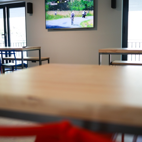 un televisor a la paret mostra una cursa de bicicleta