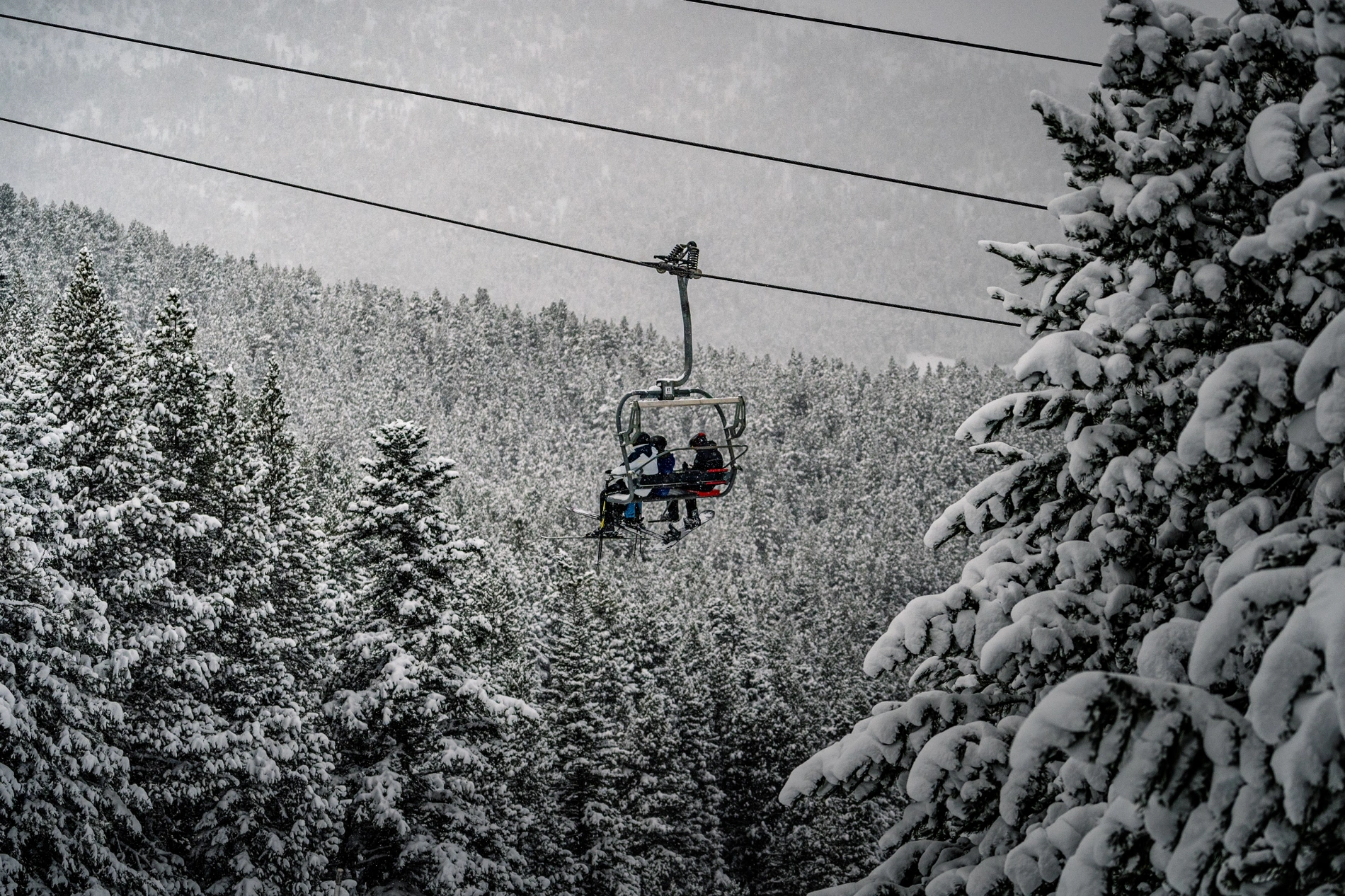 Dos esquiadores en un telesilla en Pal Arinsal Andorra