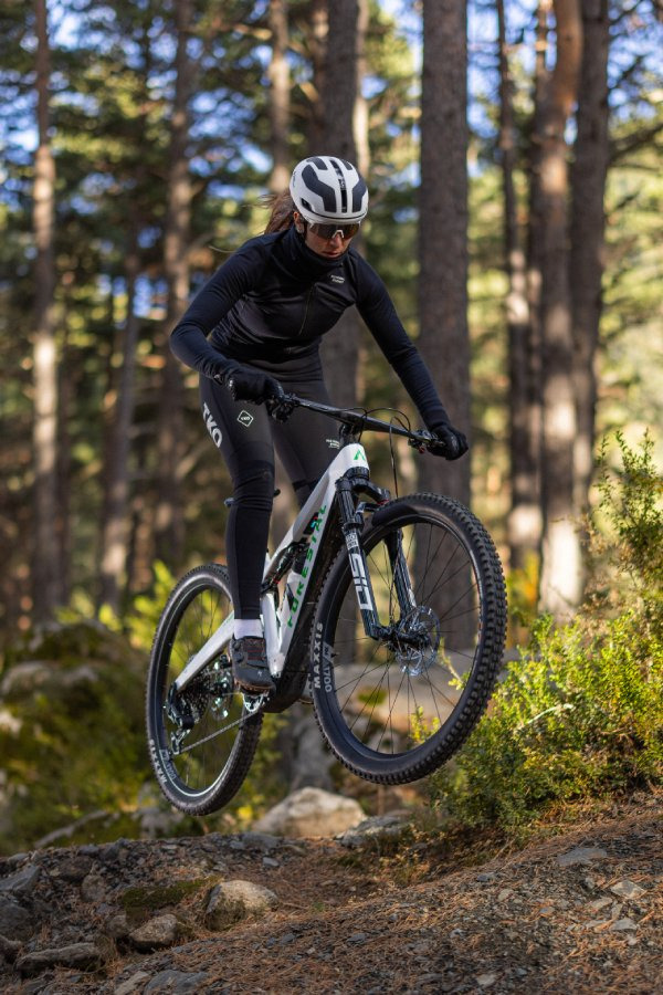 Ciclista amb una bicicleta elèctrica en un bosc a Andorra