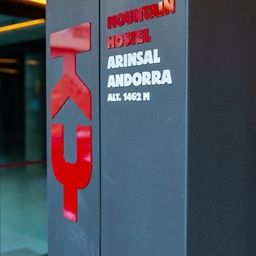 l' edifici de l' hostal de munte arinsal andorra