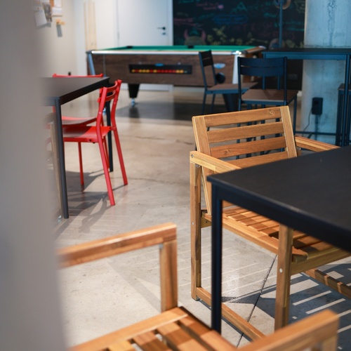 una sala de jocs amb una billar a l' arrière