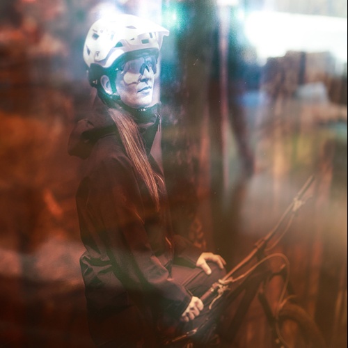 una persona amb un casco i ulleres de sol