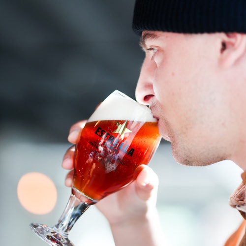 Joven tomando una cerveza