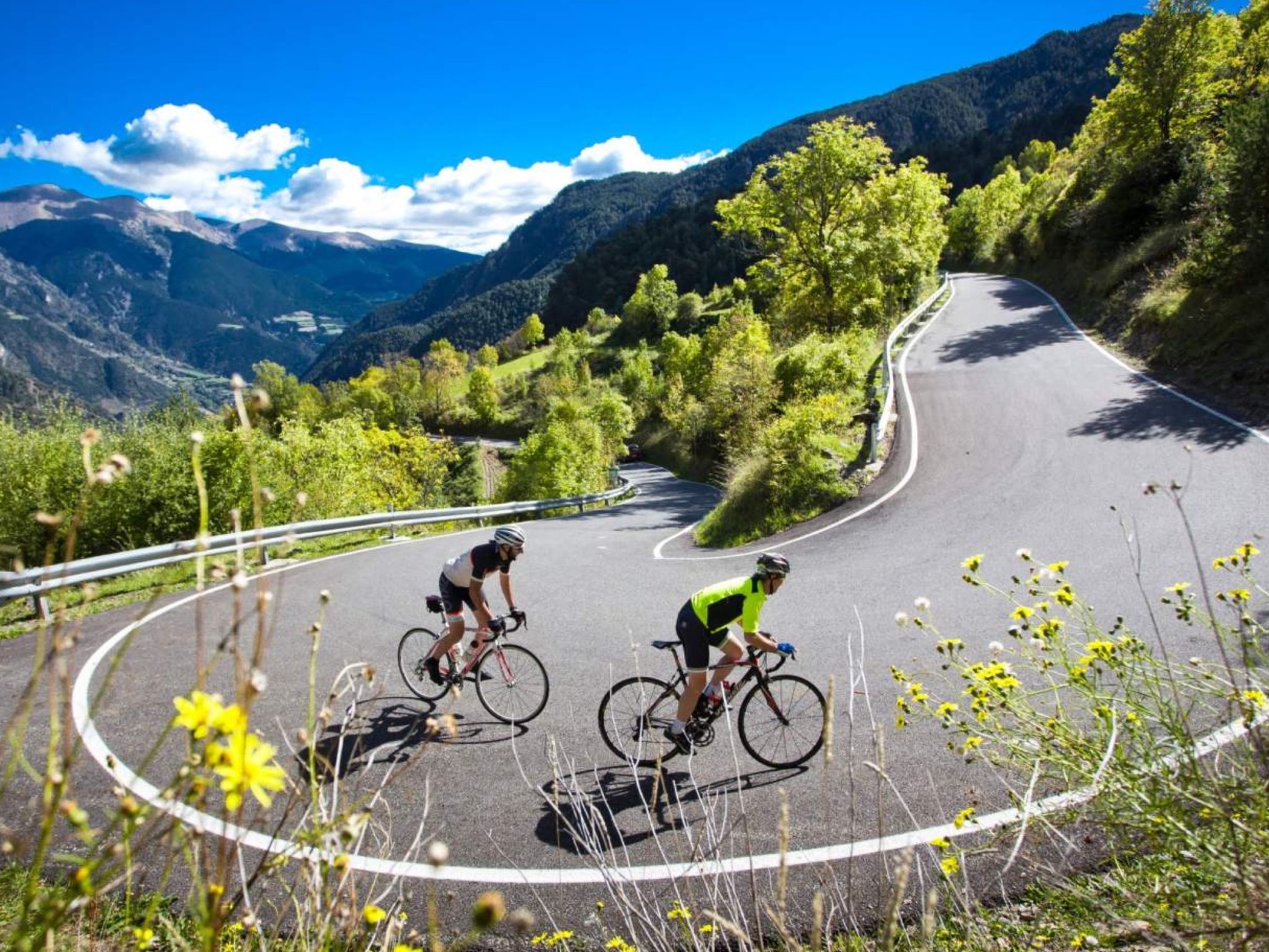 Dos ciclistas subiendo un puerto de montaña en Andorra