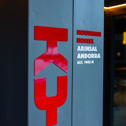 l' edifici de l' hostal de munte arinsal andorra