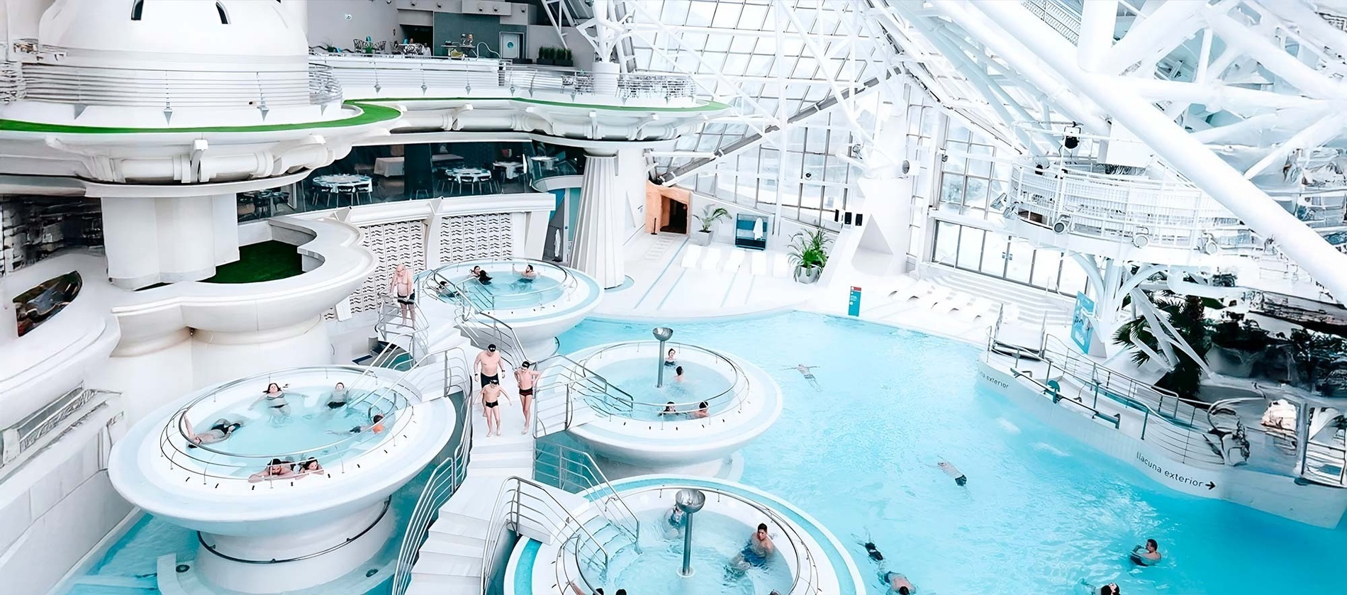 una joven se relaxa en un jacuzzi en una piscina