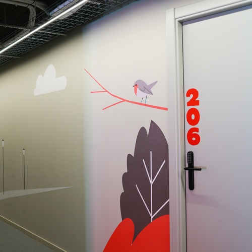 una puerta blanca con el número 206 en rojo