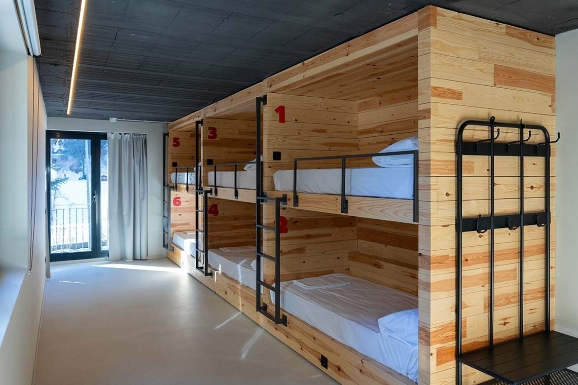 una habitación de hotel con una cama y una pintura en la pared .