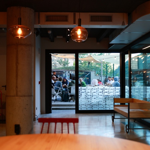 un restaurant a l' aire lliure amb la imatge d' un grup de persones