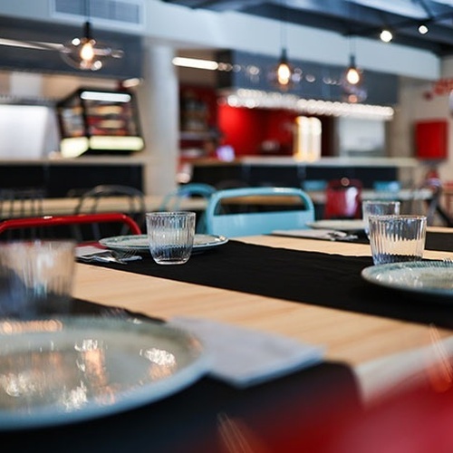 una taula amb plats i vasos a un restaurant