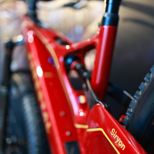 una bicicleta vermella amb la imatge de siryon