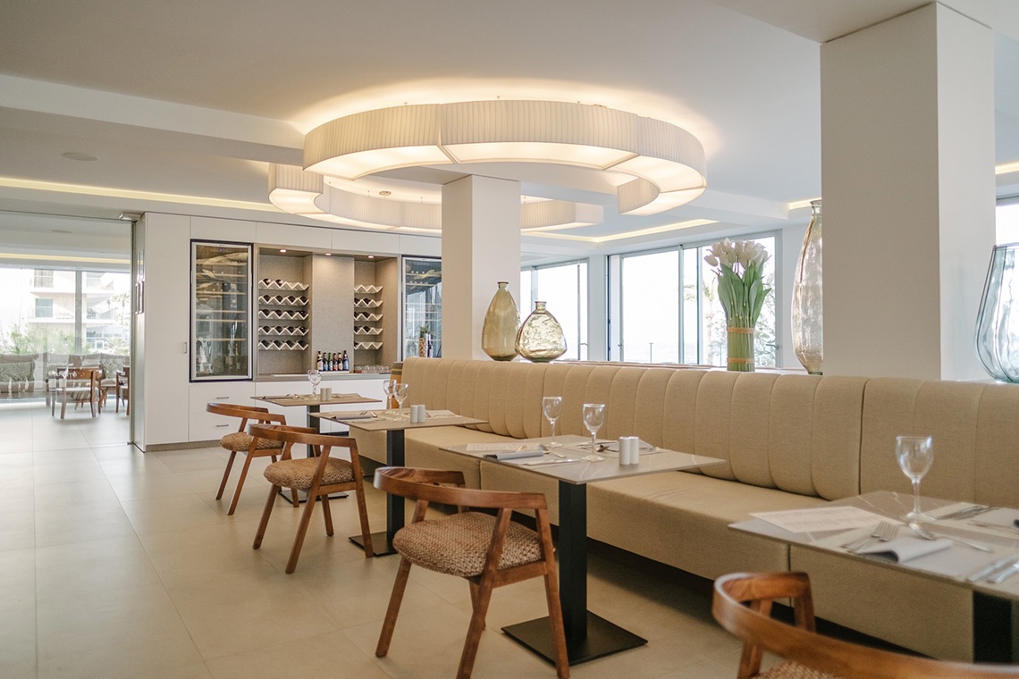 Restaurant Kyrat: Corporativa avec places élégantes et tables près de grandes fenêtres.